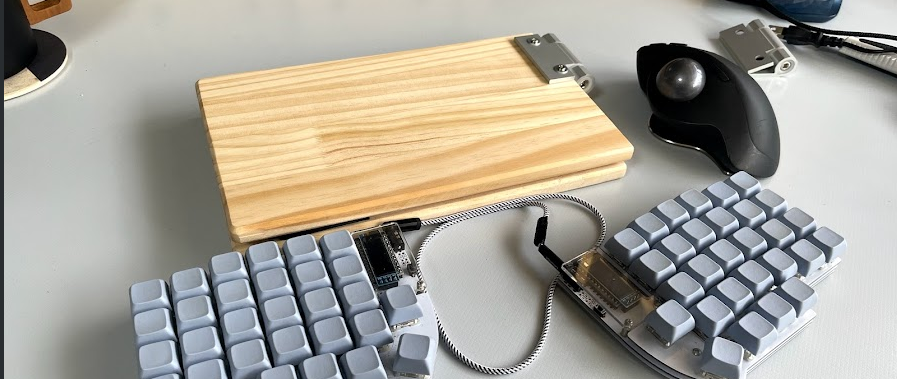 分割キーボードを現場で使うための持ち運び机を作った | むらくも